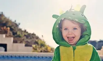 Roztomilé batole v kostýmu draka