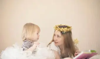 Matka a roztomilá holčička se oblékají jako víly