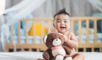 ילד בן שנה שוכב עם משקפיים ומכתבים