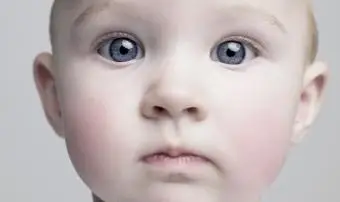 Holčička s modrýma očima