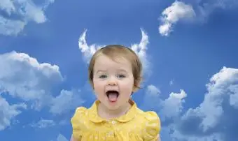 Holčička ve žlutých šatech pod mraky rohy