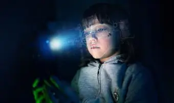 Dívka používá chytrý telefon s ID obličeje