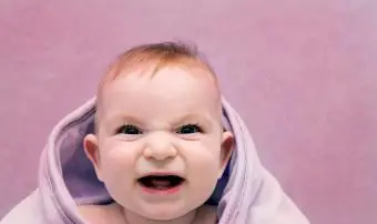 Dítě v ručníku se zlým úsměvem