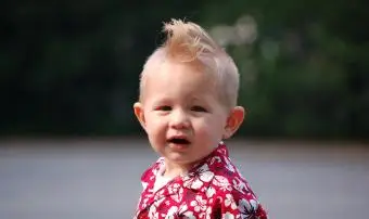 Malý chlapec s mohawk účesom.