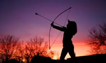 Malý lukostřelec v západu slunce