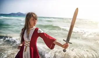 Mladý viking cvičí s mečem