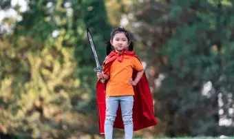 Zázračná dívka drží meč