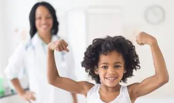 Dívka protahuje svaly u lékaře