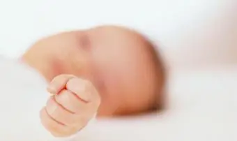 Holčička se zaťatou rukou