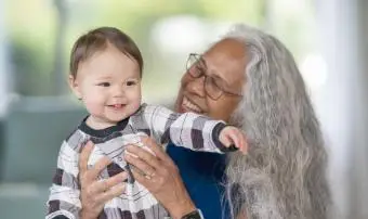Šťastná holčička hraje se svou babičkou