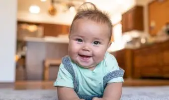 Šťastné dítě ležící na bříšku