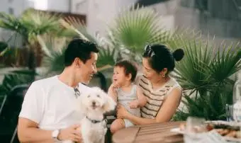 Rodina s dítětem a psem