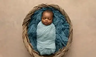 zavinuté dieťa v košíku