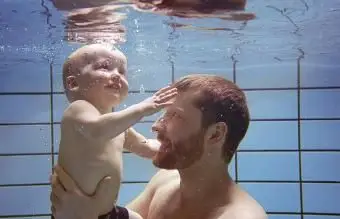 Otec a syn plávajú spolu pod vodou