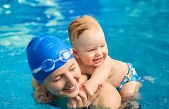 Dieťa sa baví vo vode s mamou