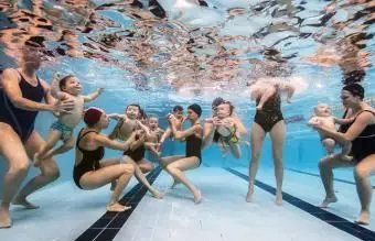 Dojčatá si zvykajú na vodu v bazéne