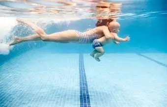 Matka plávanie s chlapčekom