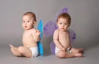 Bebês com asas de borboleta