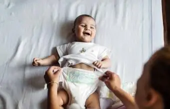 šťastné dieťa pri prebaľovaní