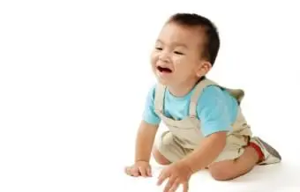 rastejando bebê menino