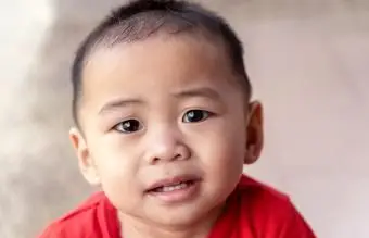 Petit garçon aux yeux bruns