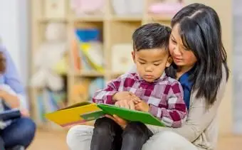 Mère lisant à son fils