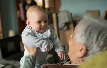 ילד תינוק עם סבתא