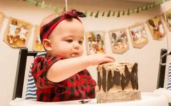 dievčatko oslavuje svoje narodeniny