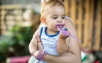 chlapček jesť jeho narodeninovú tortu