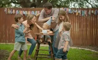 Rodina oslavuje chlapcov