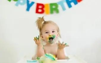 Dievčatko oslavuje prvé narodeniny