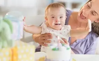matka a dievčatko oslavuje narodeniny