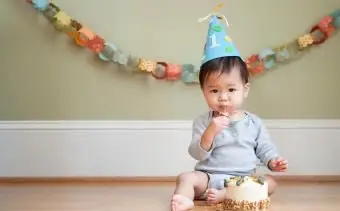 dieťa oslavuje svoje prvé narodeniny