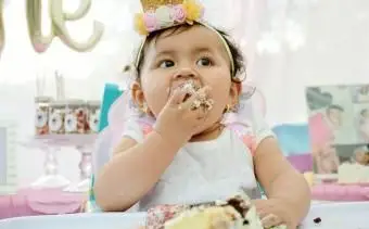 Roztomilé dievča jesť