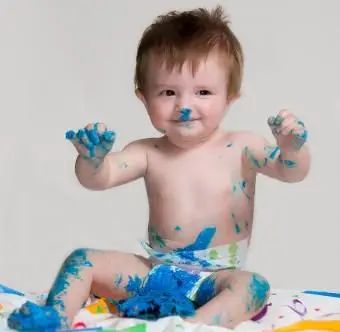 chlapec rozbíja narodeninovú tortu