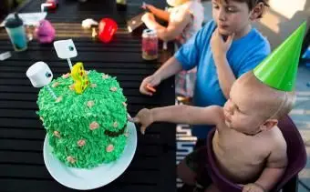 Narodeninový chlapec pichne o príšerku