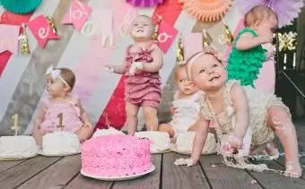 Roztomilé dievčatká s narodeninovými tortami
