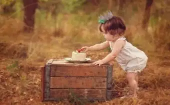 dievča s korunou siahajúce po torte