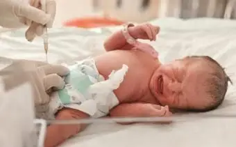 Le docteur examine un nouveau-né