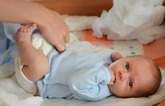 ¿Por qué mi bebé tiene caca verde?