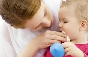 Przyczyny nieświeżego oddechu u niemowląt i kiedy się martwić