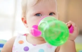 Bebé fofo bebendo água