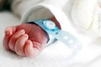 麻薬中毒で生まれた赤ちゃんの特定と治療