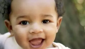 Süßes lächelndes Baby