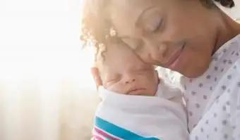 matka tuląca noworodka