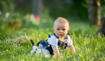 menino com seu coelhinho