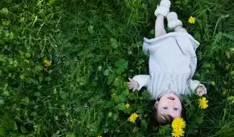 menina deitada na grama