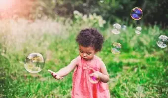 menina brincando no parque