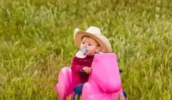 Babymädchen, das auf dem Land spielt