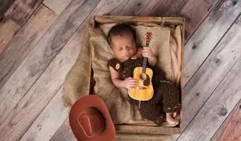 101 alte westliche Namen für einen Baby-Cowboy oder ein Mädchen vom Land